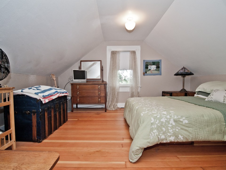 1912 Arts & Crafts bungalow with 2 bedrooms in 1,044 sq ft. | www.facebook.com/SmallHouseBliss