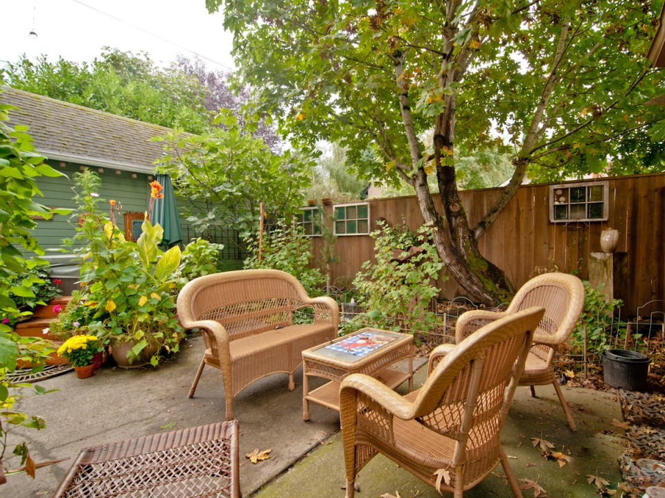 1912 Arts & Crafts bungalow with 2 bedrooms in 1,044 sq ft. | www.facebook.com/SmallHouseBliss