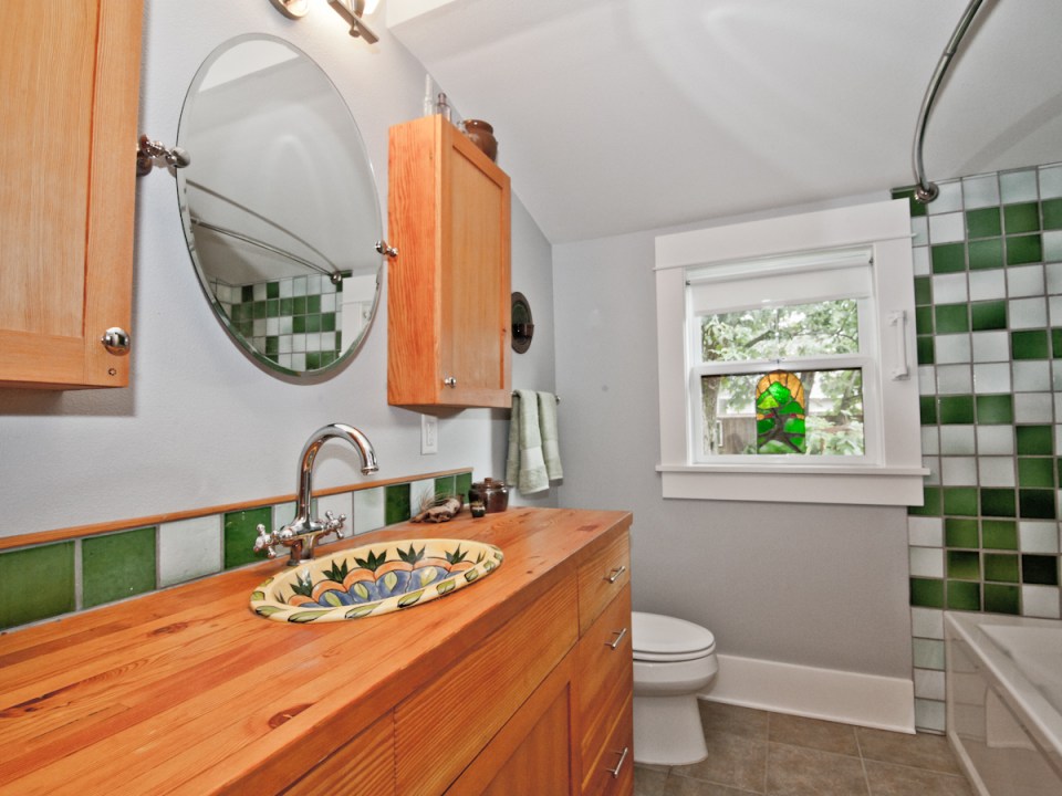 1912 Arts & Crafts bungalow with 2 bedrooms in 1,044 sq ft. | www.facebook.com/SmallHouseBliss