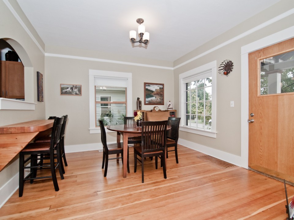 1912 Arts & Crafts bungalow with 2 bedrooms in 1,044 sq ft. | www.facebook.com/SmallHouseBliss