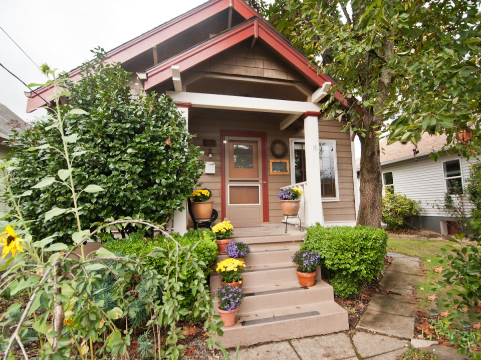 1912 Arts & Crafts bungalow with 2 bedrooms in 1,044 sq ft. | www.facebook.com/SmallHouseBliss