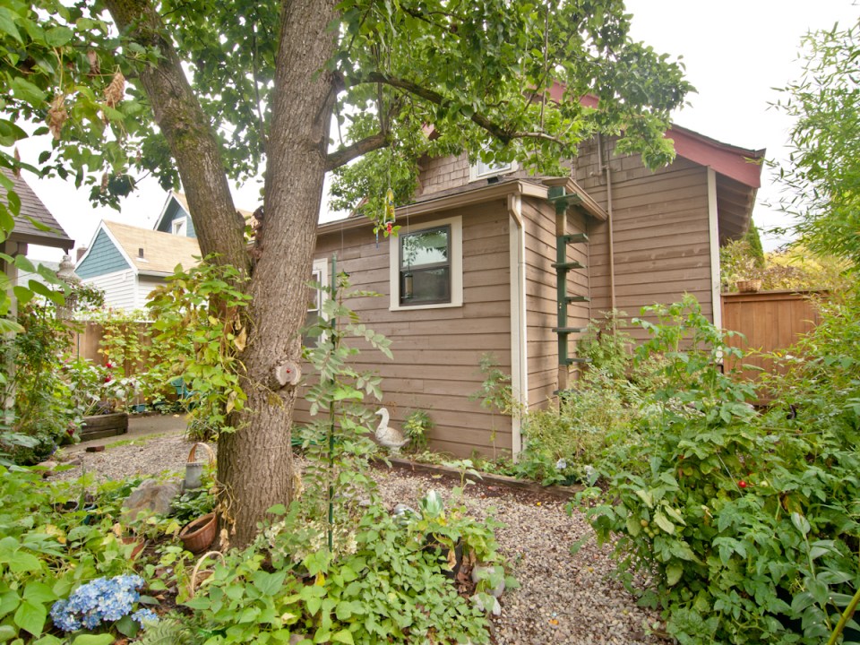 1912 Arts & Crafts bungalow with 2 bedrooms in 1,044 sq ft. | www.facebook.com/SmallHouseBliss