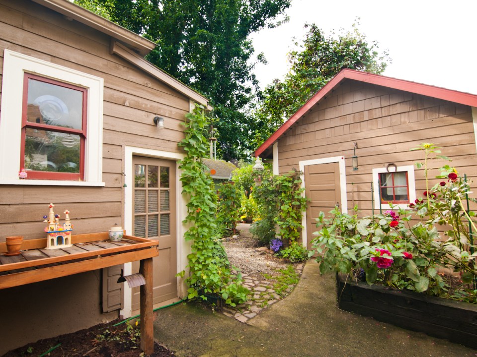 1912 Arts & Crafts bungalow with 2 bedrooms in 1,044 sq ft. | www.facebook.com/SmallHouseBliss