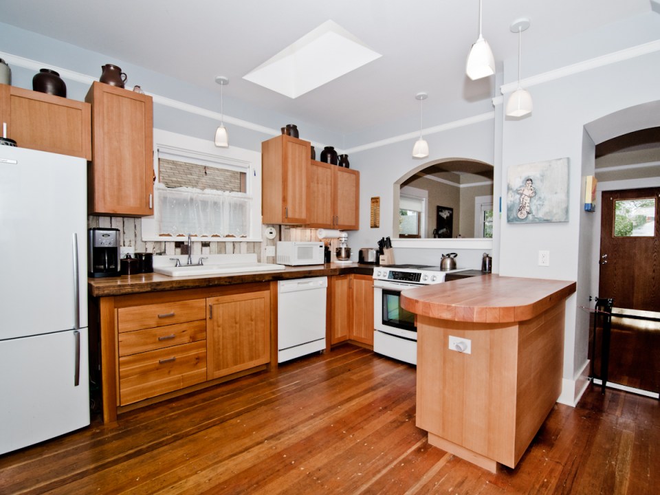 1912 Arts & Crafts bungalow with 2 bedrooms in 1,044 sq ft. | www.facebook.com/SmallHouseBliss