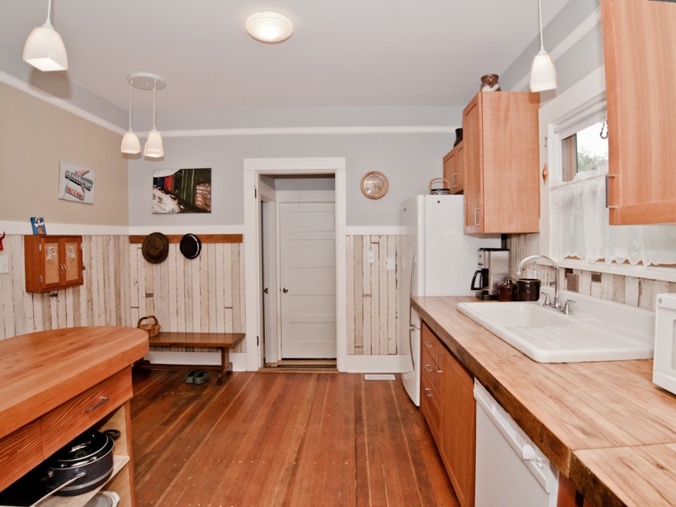 1912 Arts & Crafts bungalow with 2 bedrooms in 1,044 sq ft. | www.facebook.com/SmallHouseBliss