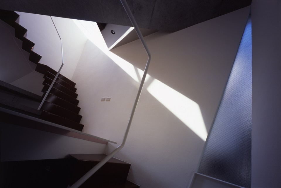 Reflection of Mineral, a small minimalist house by Atelier Tekuto | www.facebook.com/SmallHouseBliss