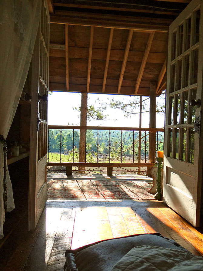 Lynne Knowlton's tree house | www.facebook.com/SmallHouseBliss