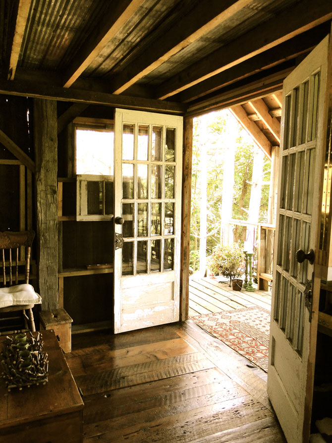 Lynne Knowlton's tree house | www.facebook.com/SmallHouseBliss