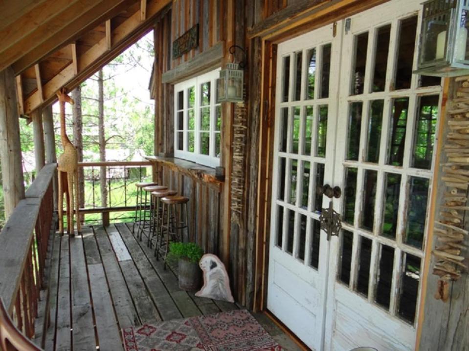 Lynne Knowlton's tree house | www.facebook.com/SmallHouseBliss