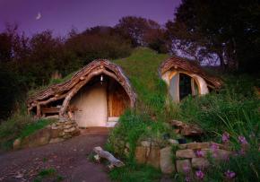 Straw bale and earth-sheltered hobbit house by Simon Dale. | www.facebook.com/SmallHouseBliss