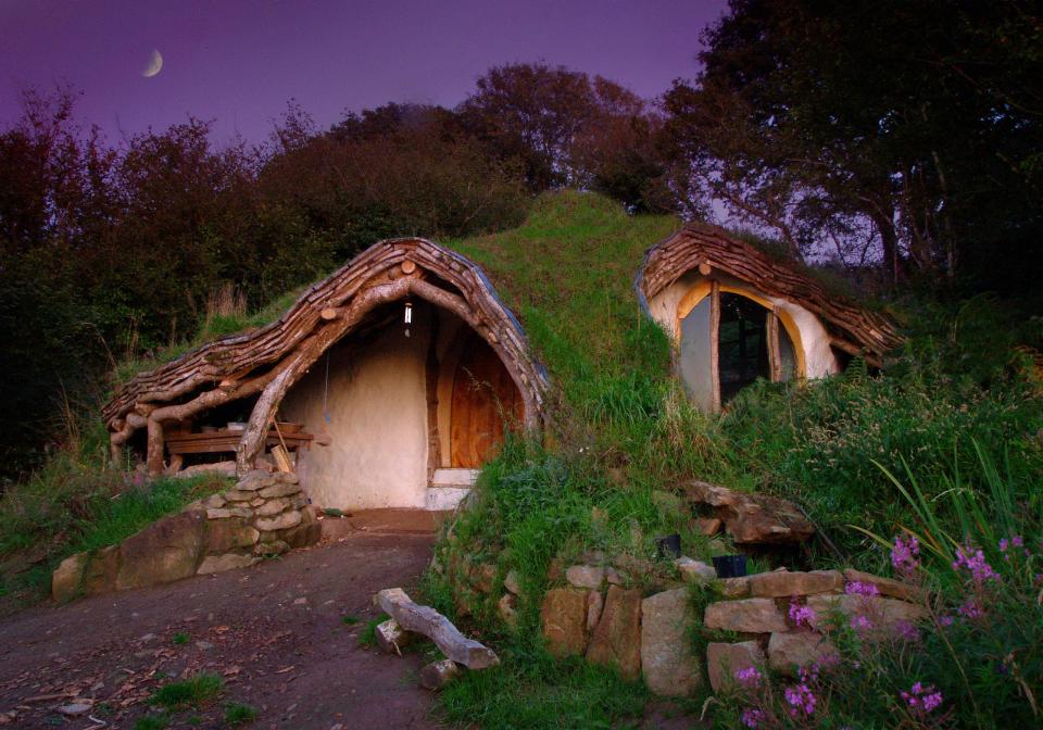 Straw bale and earth-sheltered hobbit house by Simon Dale. | www.facebook.com/SmallHouseBliss