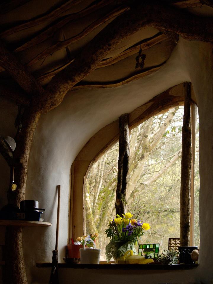 Straw bale and earth-sheltered hobbit house by Simon Dale. | www.facebook.com/SmallHouseBliss