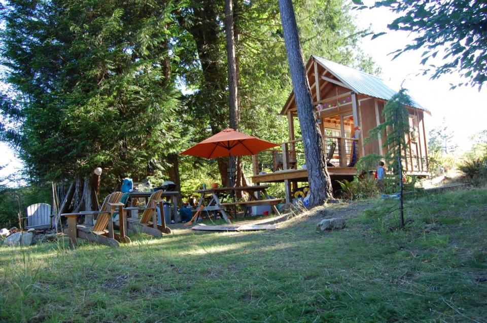 Tiny rustic cabin, exterior