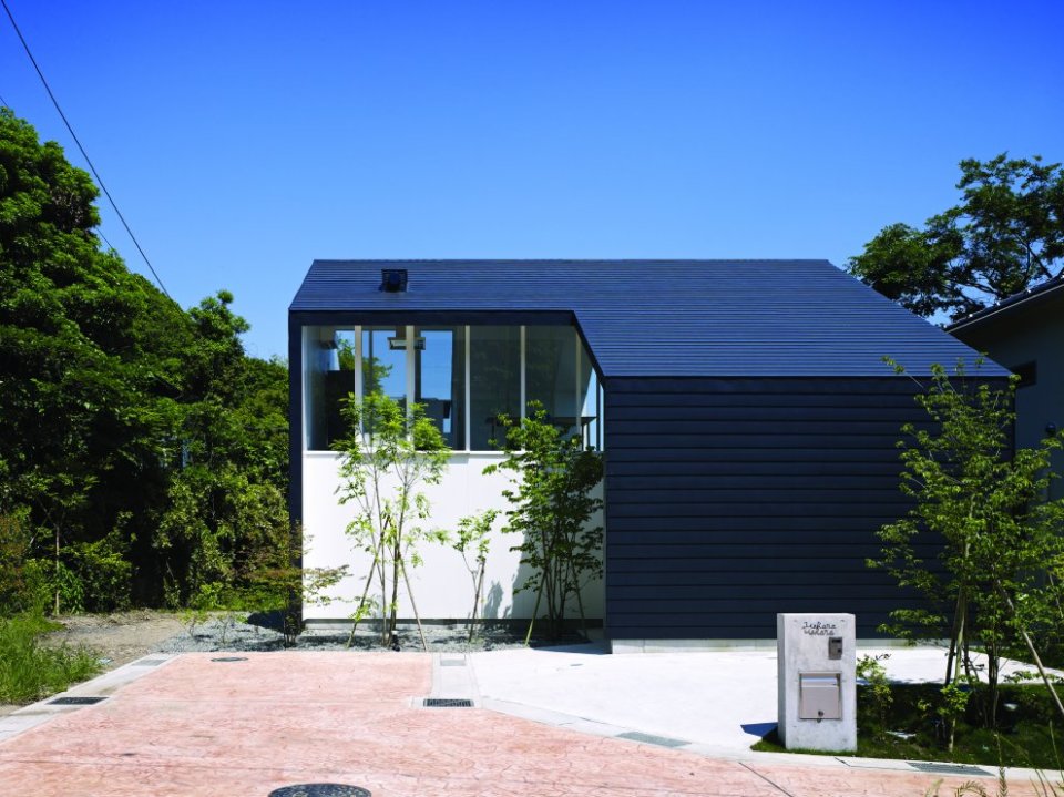 "47% House" seamlessly integrates outdoor and indoor spaces. It has 3 bedrooms in 1,052 sq ft. | www.facebook.com/SmallHouseBliss