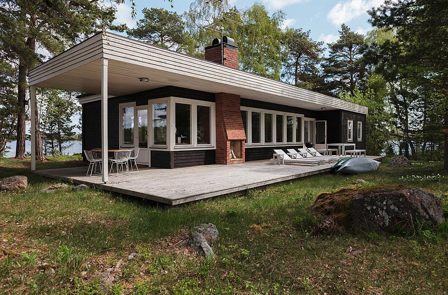 A Mid-Century Modern house in Sweden with 4 bedrooms in 1,130 sq ft. | | www.facebook.com/SmallHouseBliss