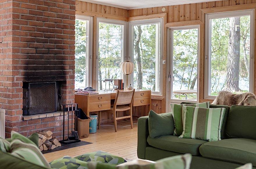 A Mid-Century Modern house in Sweden with 4 bedrooms in 1,130 sq ft. | | www.facebook.com/SmallHouseBliss