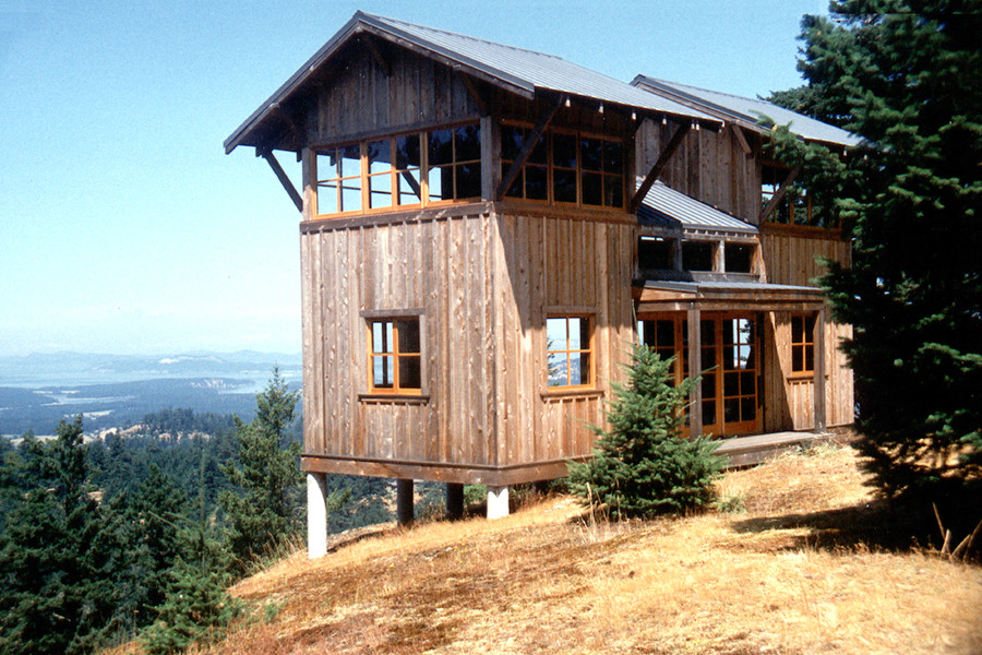 Reminiscent of forest fire lookout towers, this 672 sq ft cabin has two separate sleeping lofts. | www.facebook.com/SmallHouseBliss