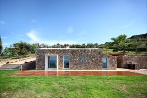 A crumbling stone barn in Tuscany was turned in a contemporary home with 2 bedrooms in 969 sq ft. | www.facebook.com/SmallHouseBliss