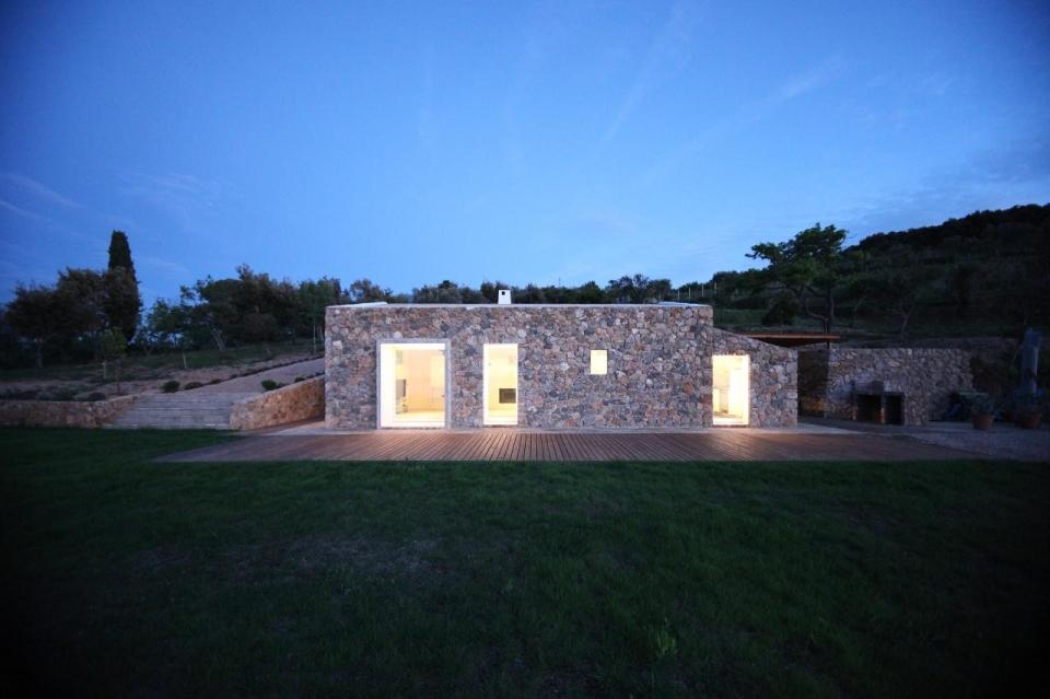 A crumbling stone barn in Tuscany was turned in a contemporary home with 2 bedrooms in 969 sq ft. | www.facebook.com/SmallHouseBliss