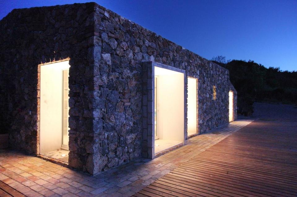 A crumbling stone barn in Tuscany was turned in a contemporary home with 2 bedrooms in 969 sq ft. | www.facebook.com/SmallHouseBliss