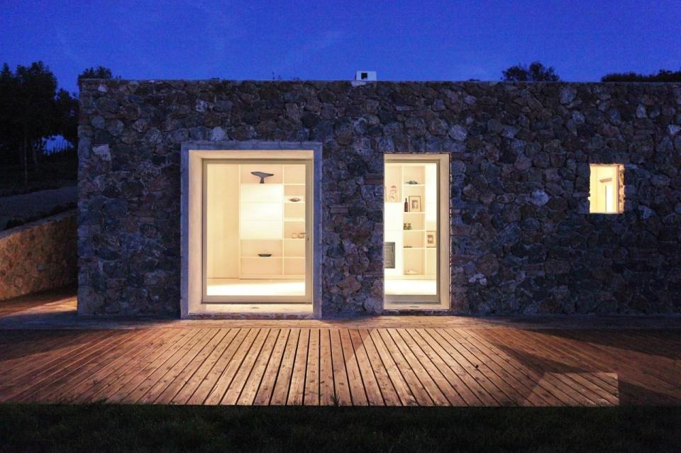 A crumbling stone barn in Tuscany was turned in a contemporary home with 2 bedrooms in 969 sq ft. | www.facebook.com/SmallHouseBliss