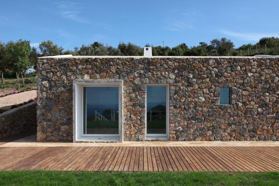 A crumbling stone barn in Tuscany was turned in a contemporary home with 2 bedrooms in 969 sq ft. | www.facebook.com/SmallHouseBliss