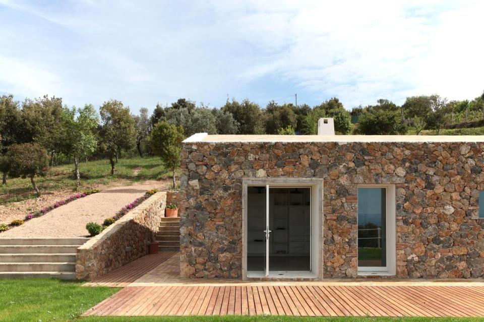 A crumbling stone barn in Tuscany was turned in a contemporary home with 2 bedrooms in 969 sq ft. | www.facebook.com/SmallHouseBliss