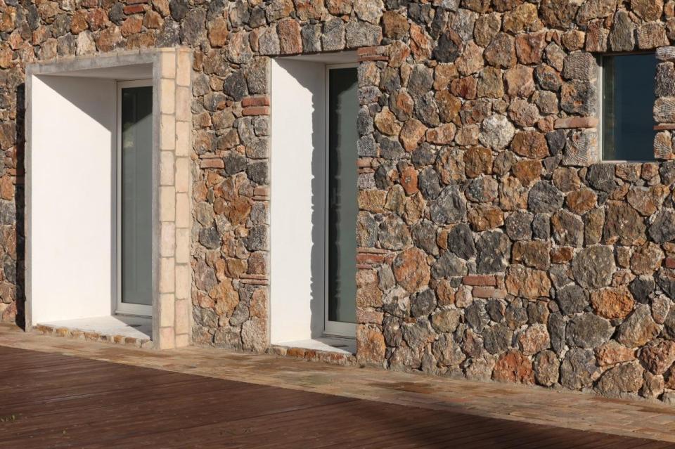 A crumbling stone barn in Tuscany was turned in a contemporary home with 2 bedrooms in 969 sq ft. | www.facebook.com/SmallHouseBliss