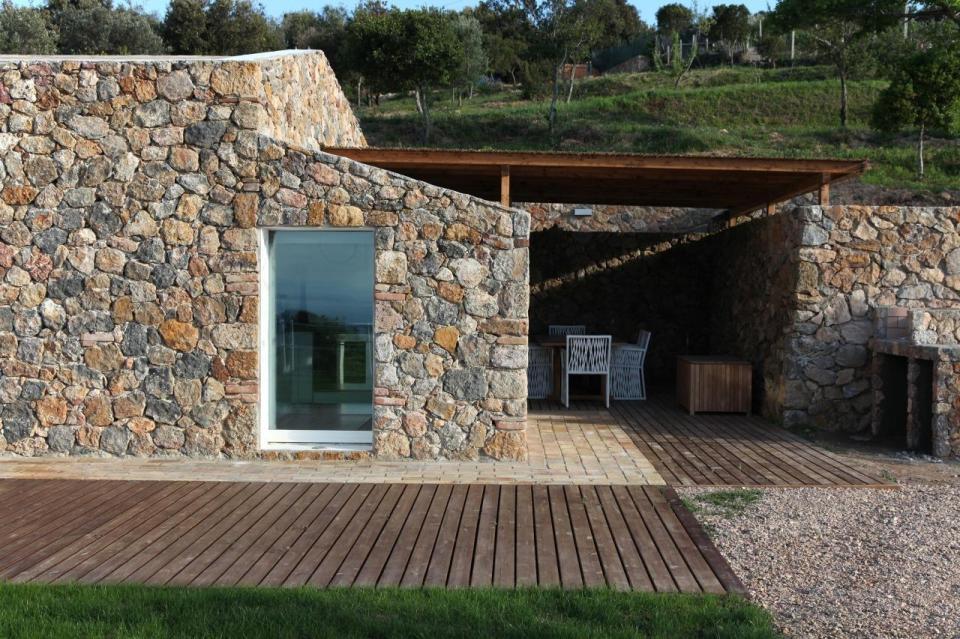 A crumbling stone barn in Tuscany was turned in a contemporary home with 2 bedrooms in 969 sq ft. | www.facebook.com/SmallHouseBliss
