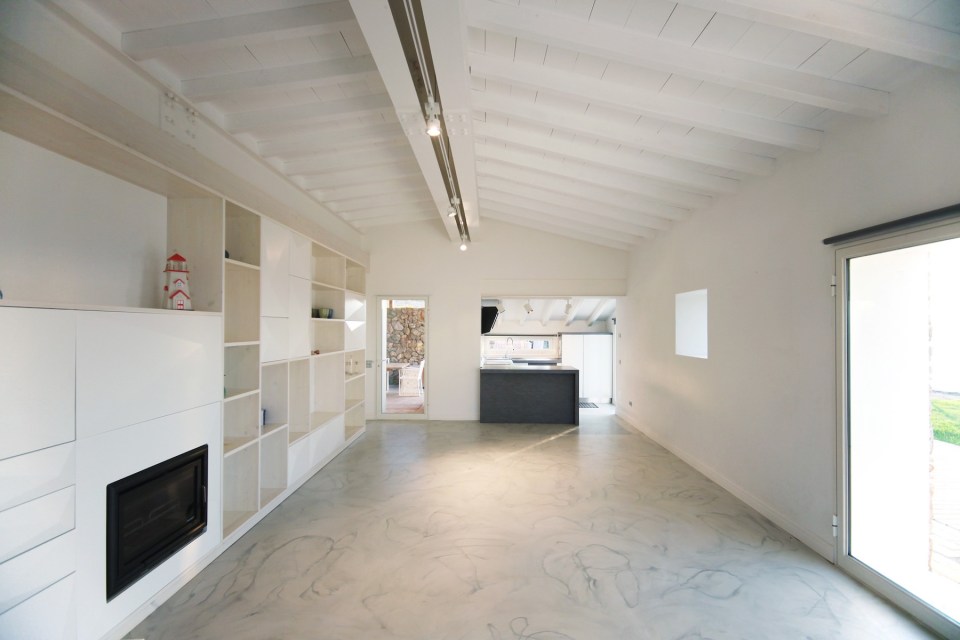 A crumbling stone barn in Tuscany was turned in a contemporary home with 2 bedrooms in 969 sq ft. | www.facebook.com/SmallHouseBliss