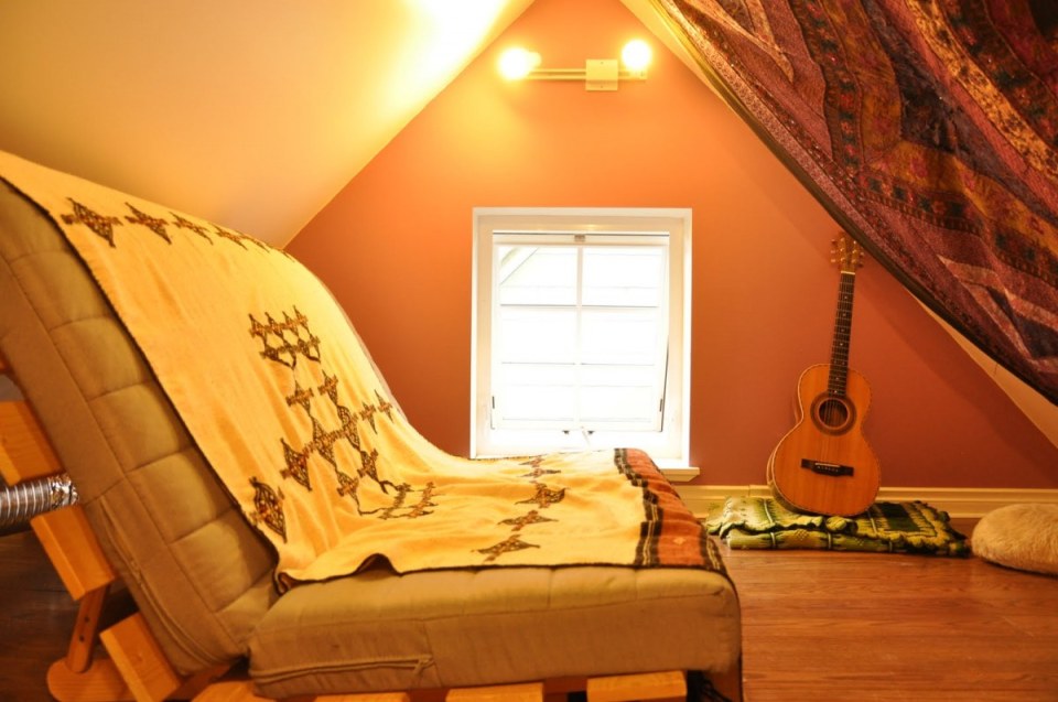 This shingled backyard cottage has 1 bedroom and a small office in 799 sq ft. | www.facebook.com/SmallHouseBliss