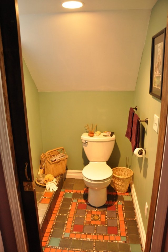 This shingled backyard cottage has 1 bedroom and a small office in 799 sq ft. | www.facebook.com/SmallHouseBliss