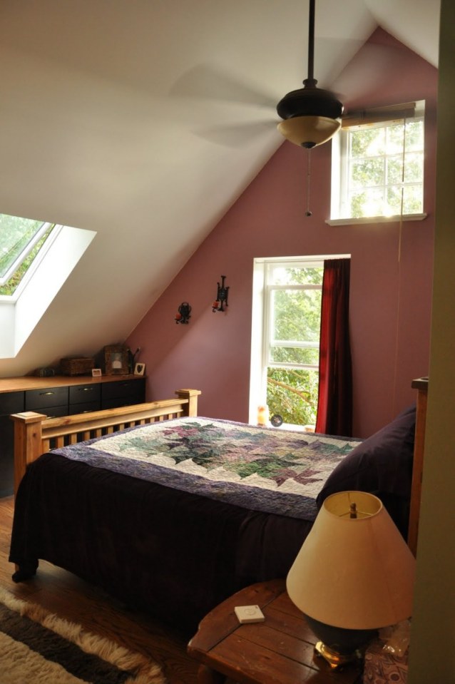 This shingled backyard cottage has 1 bedroom and a small office in 799 sq ft. | www.facebook.com/SmallHouseBliss