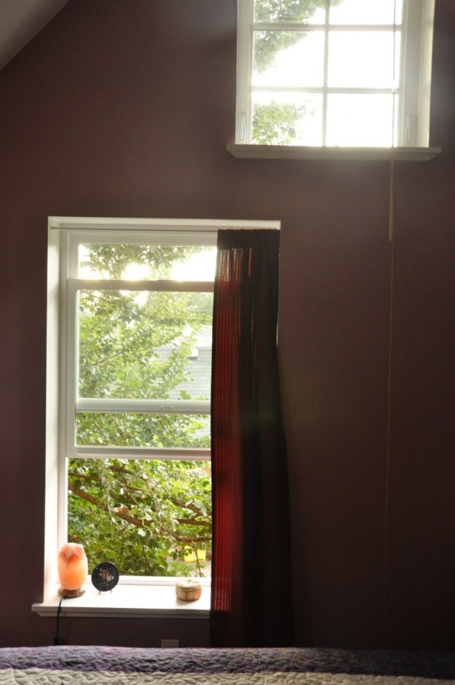 This shingled backyard cottage has 1 bedroom and a small office in 799 sq ft. | www.facebook.com/SmallHouseBliss