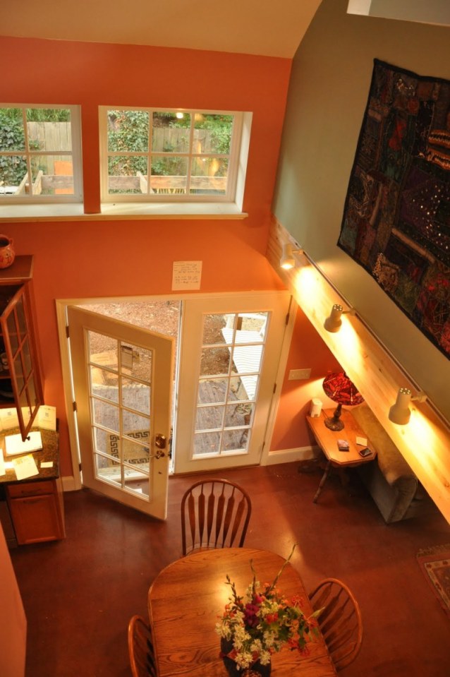 This shingled backyard cottage has 1 bedroom and a small office in 799 sq ft. | www.facebook.com/SmallHouseBliss