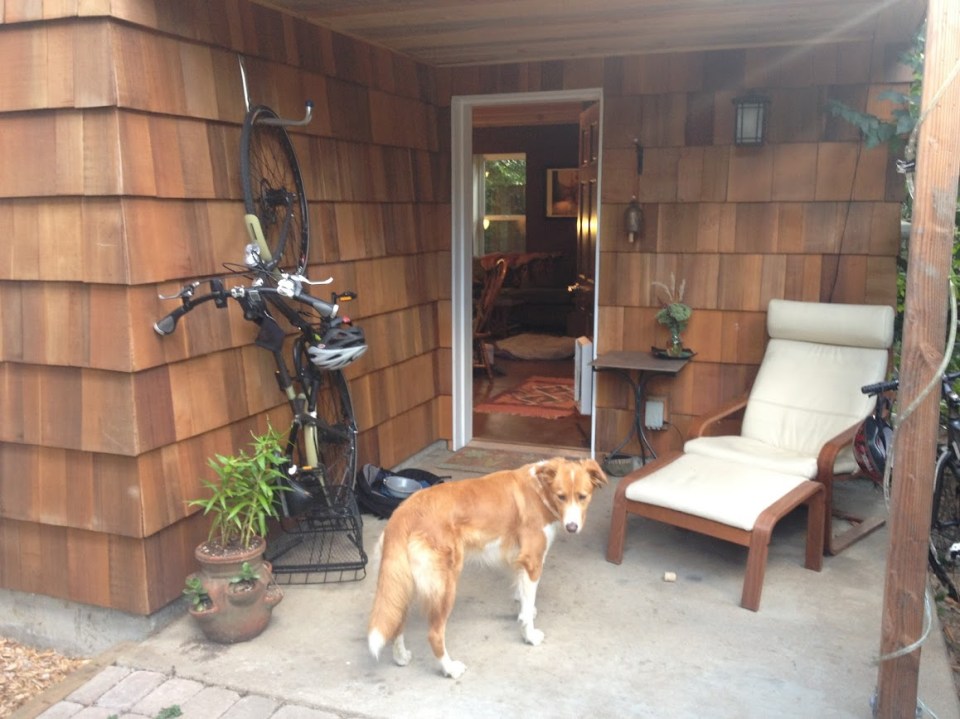 This shingled backyard cottage has 1 bedroom and a small office in 799 sq ft. | www.facebook.com/SmallHouseBliss