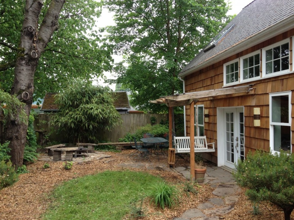 This shingled backyard cottage has 1 bedroom and a small office in 799 sq ft. | www.facebook.com/SmallHouseBliss