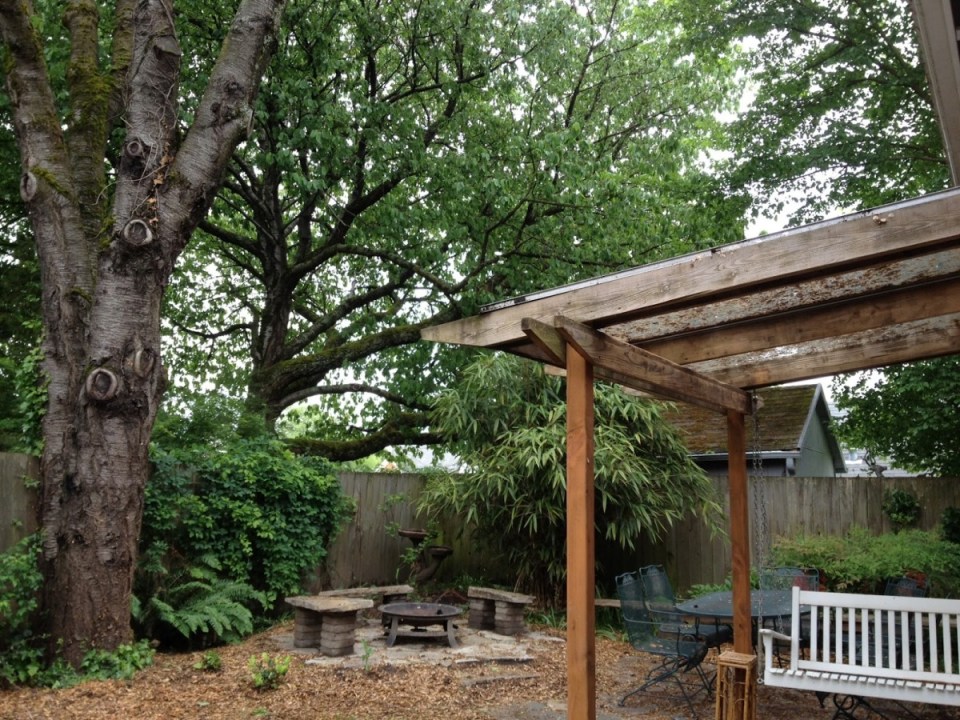 This shingled backyard cottage has 1 bedroom and a small office in 799 sq ft. | www.facebook.com/SmallHouseBliss