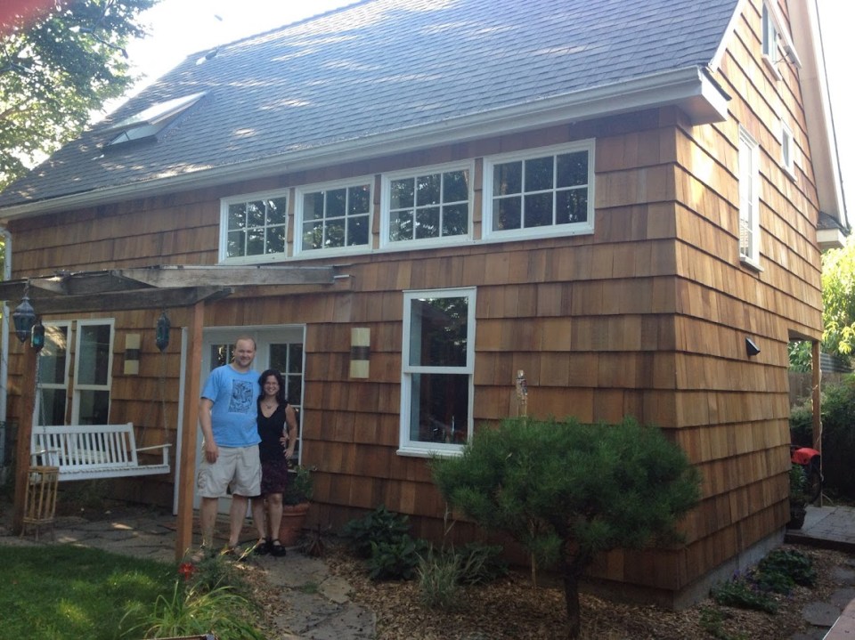 This shingled backyard cottage has 1 bedroom and a small office in 799 sq ft. | www.facebook.com/SmallHouseBliss