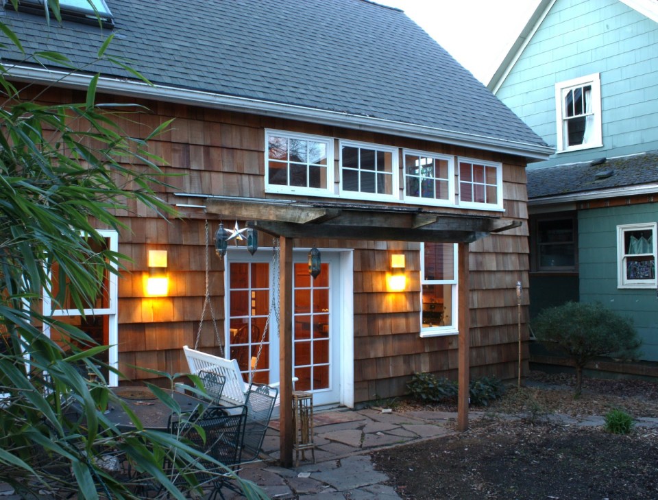 This shingled backyard cottage has 1 bedroom and a small office in 799 sq ft. | www.facebook.com/SmallHouseBliss