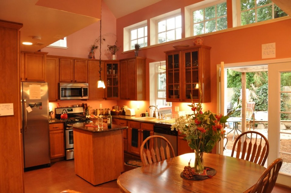 This shingled backyard cottage has 1 bedroom and a small office in 799 sq ft. | www.facebook.com/SmallHouseBliss