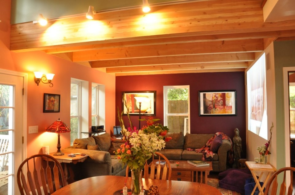 This shingled backyard cottage has 1 bedroom and a small office in 799 sq ft. | www.facebook.com/SmallHouseBliss