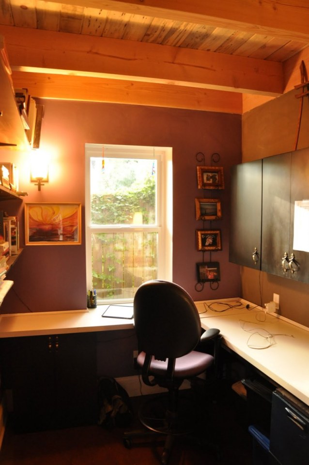 This shingled backyard cottage has 1 bedroom and a small office in 799 sq ft. | www.facebook.com/SmallHouseBliss