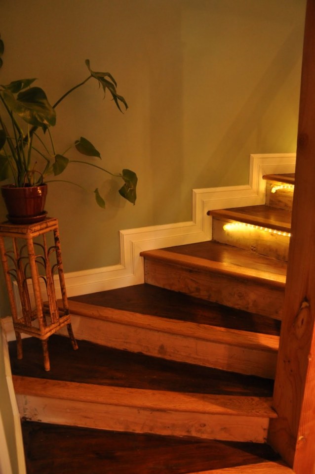 This shingled backyard cottage has 1 bedroom and a small office in 799 sq ft. | www.facebook.com/SmallHouseBliss