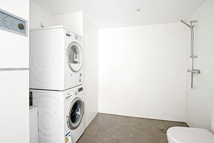 These modern vacation cottages in Sweden have 3 bedrooms in 904 sq ft. | www.facebook.com/SmallHouseBliss