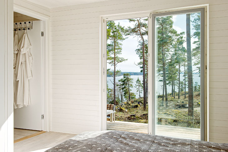 These modern vacation cottages in Sweden have 3 bedrooms in 904 sq ft. | www.facebook.com/SmallHouseBliss