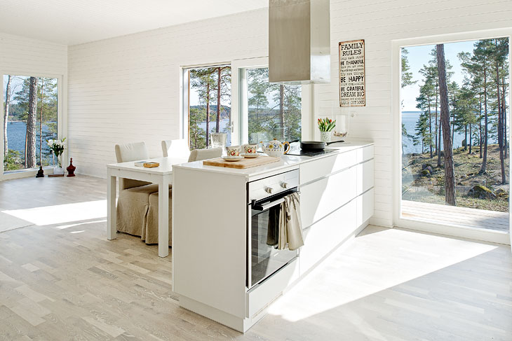 These modern vacation cottages in Sweden have 3 bedrooms in 904 sq ft. | www.facebook.com/SmallHouseBliss