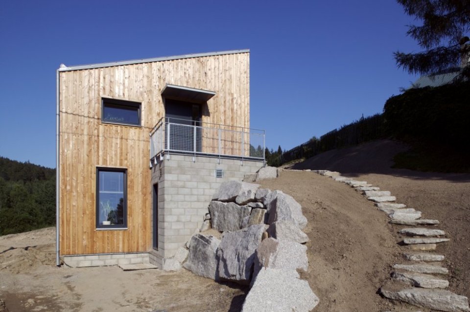 The reverse floor plan allows the living area of this small house to have southern exposure. It has 2 bedrooms in 936 sq ft. | www.facebook.com/SmallHouseBliss