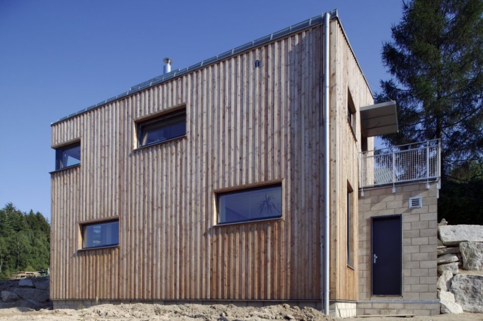 The reverse floor plan allows the living area of this small house to have southern exposure. It has 2 bedrooms in 936 sq ft. | www.facebook.com/SmallHouseBliss