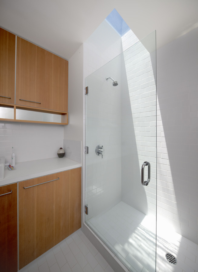 The "Eel's Nest" house maximizes light and space on a tiny Los Angeles lot. It has two bedrooms in 960 sq ft. | www.facebook.com/SmallHouseBliss